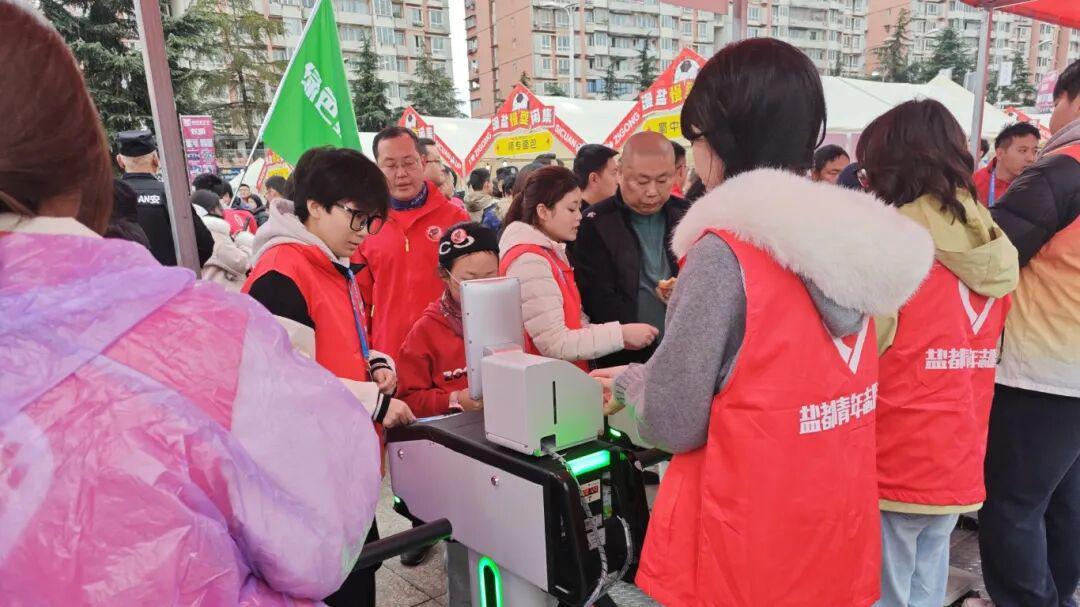 开云体育官网-盐都青年志愿者雨中护航，让川超赛场更有温度