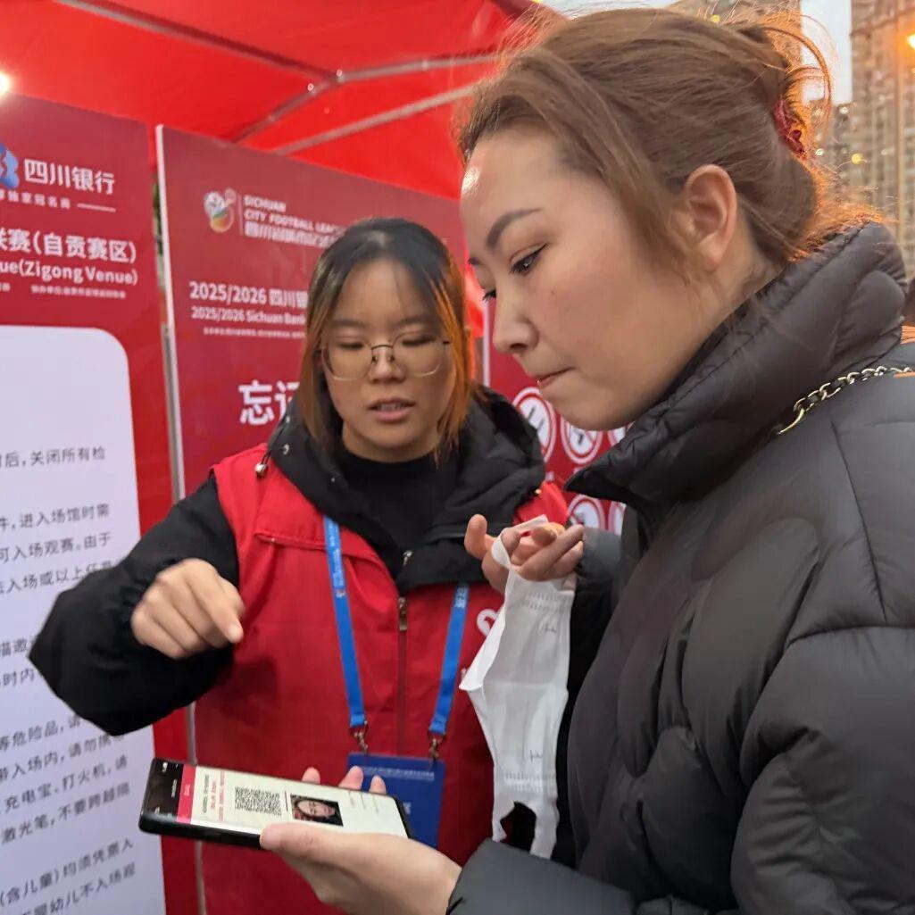 开云体育官网-盐都青年志愿者雨中护航，让川超赛场更有温度