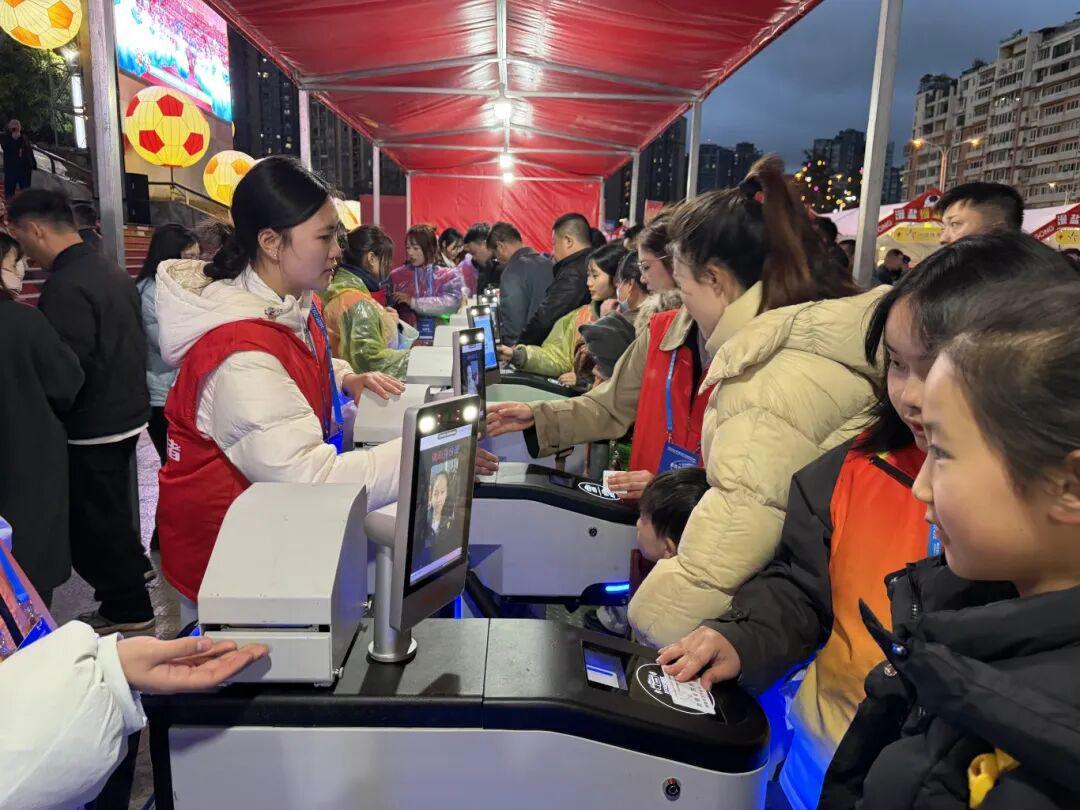 开云体育官网-盐都青年志愿者雨中护航，让川超赛场更有温度